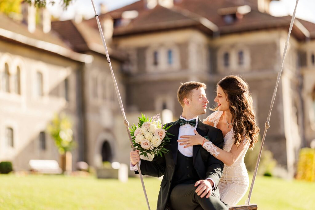 Couple marié sur une balançoire en plein air, moment romantique