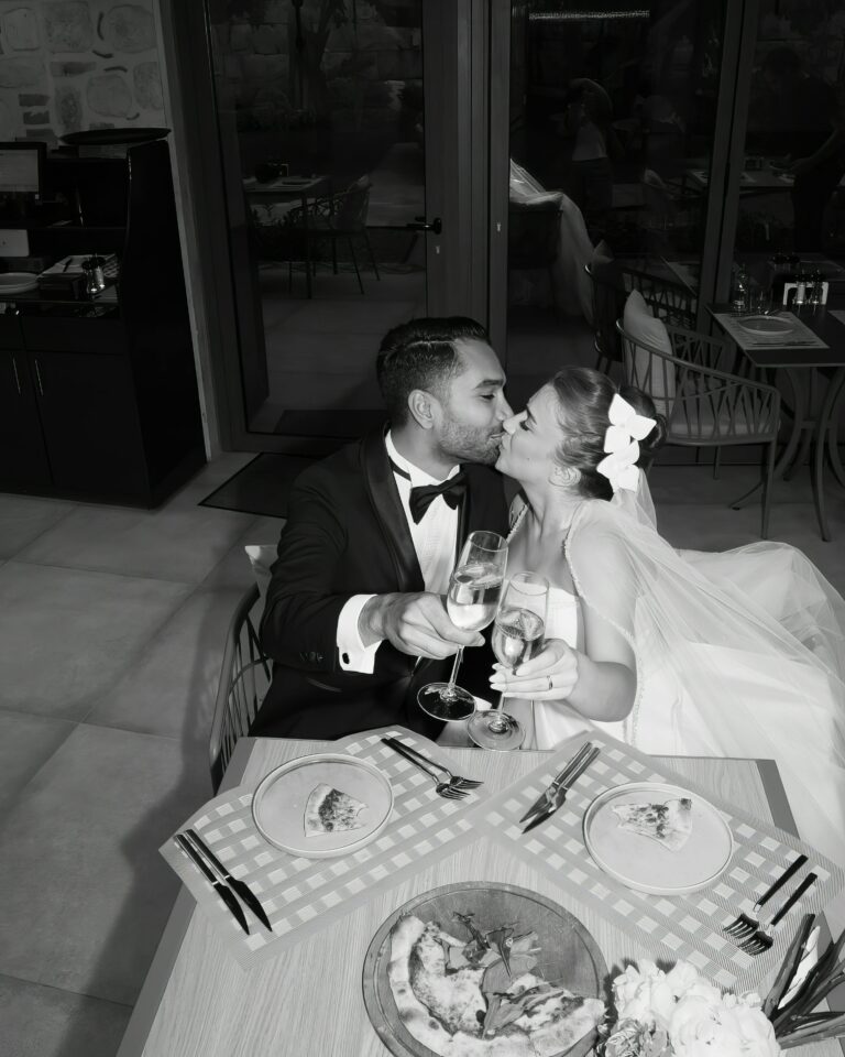 Couple de mariés s’embrassant lors de leur dîner, moment intime de célébration